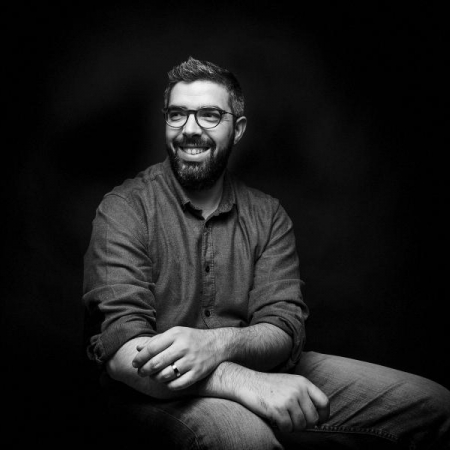 Luis Efigénio earned a bachelor’s degree of Photography along with Academic Degree in Arts. He now photogaphs weddings in Portugal.