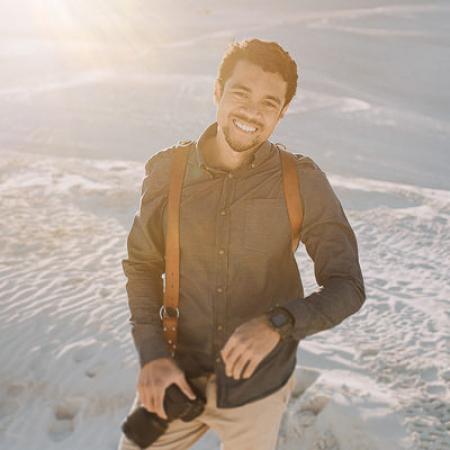 Lifestyle-Wüstenporträt der AUS-Verlobungs- und Hochzeitsfotografin Naz Razak aus Westaustralien - Manis Moments Naz Razak, Hochzeitsfotografin, posiert in Australien für ein Lifestyle-Porträt