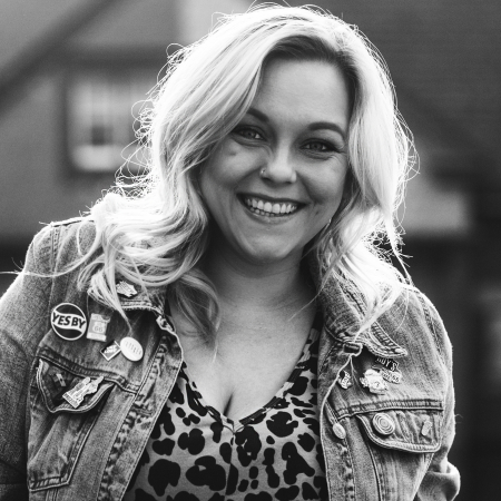 Portrait lifestyle BW de la photographe de mariage canadienne Sandra-Lee Layden Sandra Lee Layden