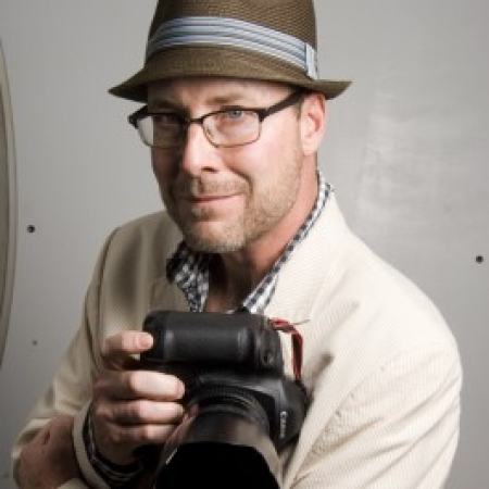 Devon Meyers is een fotojournalist die vele jaren ervaring heeft met het werken voor kranten. Hij fotografeert nu bruiloften in Californië.