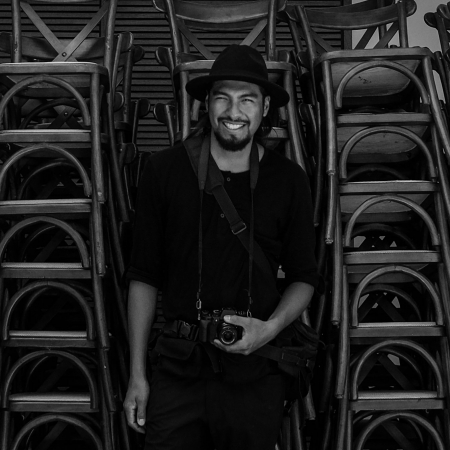 Retrato del fotógrafo de bodas de Oaxaca Roque Reyes Fotografía de la boda de Oaxaca por Roque Reyes, de México.