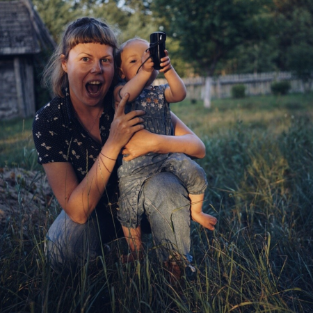 Retrato de estilo de vida de la fotógrafa de bodas de Londres Marta Ilardo, del Reino Unido Fotografías de reportajes de bodas en Inglaterra y Londres por Marta Ilardo, del Reino Unido