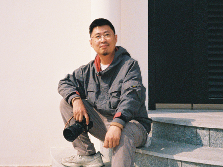 Li Xiaoliang, wedding photographer from Binzhou, Shandong, China, posing for a lifestyle portrait