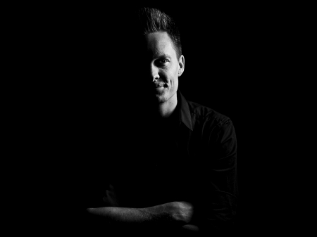 Portrait en studio noir et blanc du photographe de mariage et de fugue aventure de Boulder Jesse La Plante du Colorado Photographie de mariage et de fugue aventure dans les rochers par Jesse La Plante du Colorado
