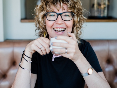 Portrait de la photographe de mariage West Sussex Annamarie Stepney, du Royaume-Uni Photographie de reportage de mariage dans le West Sussex par Annamarie Stepney, d'Angleterre