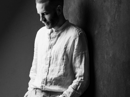 BW studio portrait of wedding photographer in Nouvelle-Aquitaine, Benjamin Dupuy