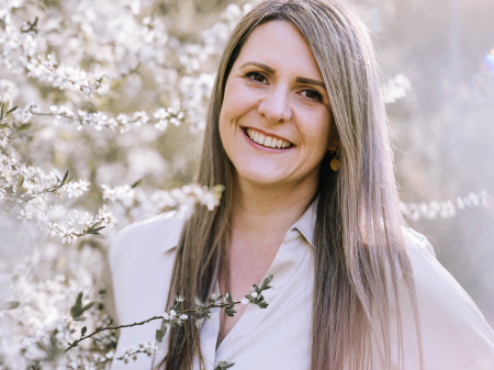 Lifestyle portrait of North Rhine-Westphalia wedding photographer Miriam Folak