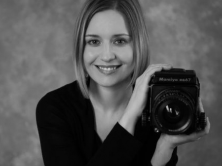 Retrato de estúdio da fotógrafa de casamento eslovena Vanessa Tivadar Fotos de casamento e fuga na Eslovênia por Vanessa Tivadar da Europa