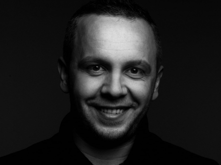 Retrato de estudio en blanco y negro del fotógrafo de bodas de los Vosgos Julien Maria de Grand Est France Fotografía de la boda de los Vosgos por Julien Maria de Grand Est France
