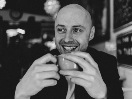 Café retrato del fotógrafo de reportaje de bodas Dorset Richard Skins de Inglaterra, Reino Unido. Anuncio publicitario de la boda de Dorset Elopements por Richard Skins de Inglaterra, Reino Unido