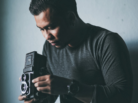 Wasan Chirdchom photographie des mariages journalistiques en Thaïlande avec son appareil photo.