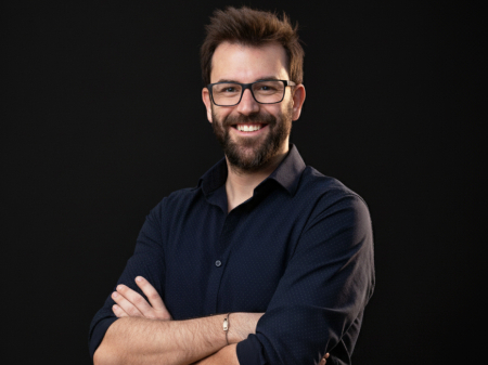 Studio portrait of Facundo Mata, wedding photojournalist from Santa Fe, Argentina.