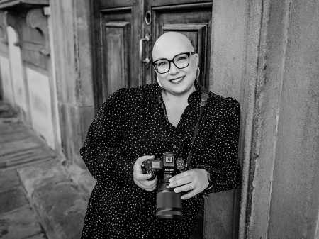 Lifestyle BW portrait of wedding reportage photographer Nadine Lotze of Lumoid Photo 