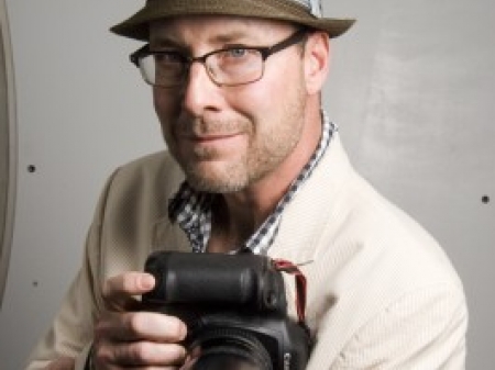 Devon Meyers è un fotoreporter che ha molti anni di esperienza lavorando per i giornali. Ora fotografa matrimoni in California.