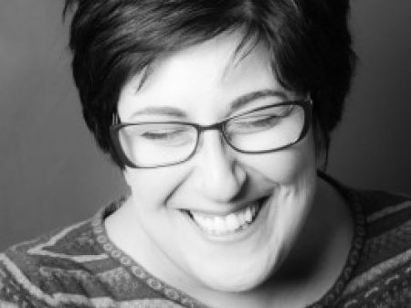 La fotógrafa de bodas de Italia, Raffaella Arena, estudió disciplinas de arte, música y entretenimiento.