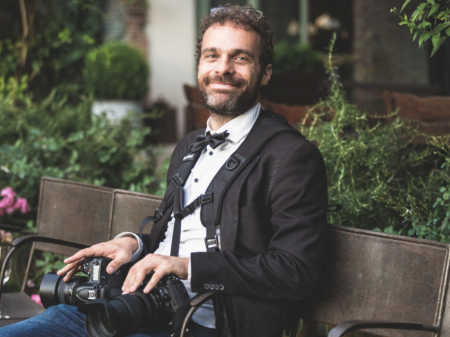 Ritratto del fotografo di reportage di matrimonio di Roma Luca Caparrelli del Lazio Reportage di matrimonio e fuga d'amore nel Lazio e Roma a cura di Luca Caparrelli dall'Italia