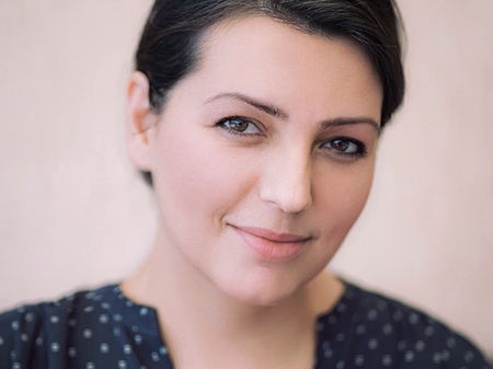 Ritratto in studio soft focus della fotografa di matrimoni di Sofia Tatyana Chohadjieva della Bulgaria Fotografia di matrimonio e fuga di Sofia di Tatyana Chohadjieva del WPJA bulgaro