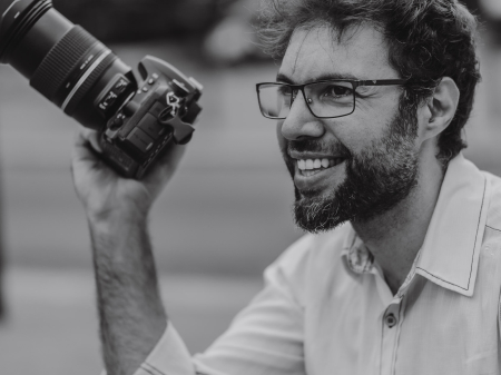 Black and white shot of Andres Fluxa, a documentary wedding photographer based in Dijon, Côte-d'Or, Burgundy, France, and member of the WPJA.