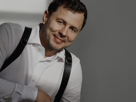 Yuri Stakhov, wedding photographer in Valencia, Spain Studio portrait of wedding photographer Yuri Stakhov in Valencia, Spain