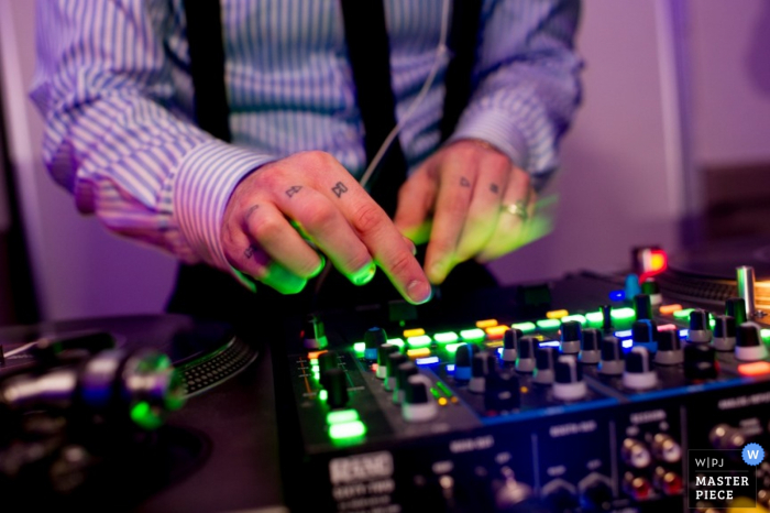 Un DJ néo-écossais jouant de la musique à la réception - Photographie de mariage au Canada