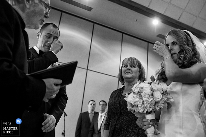 Sposa e sposo di Lake Tahoe che si emozionano durante la cerimonia - fotografia di nozze della California