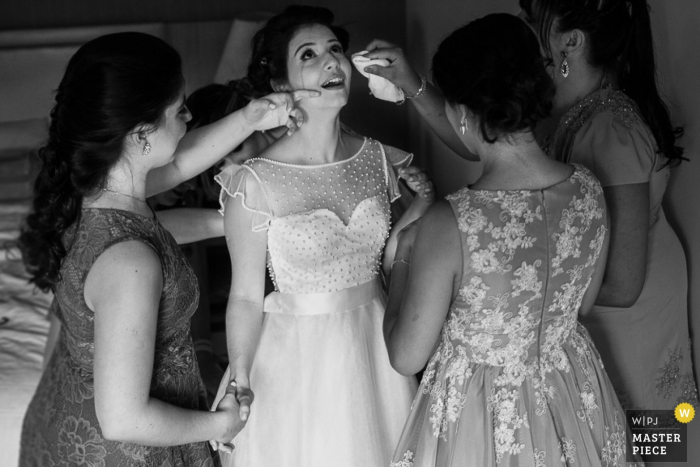 Bahia-bruid laat haar bruidsmeisjes haar kalmeren vóór de ceremonie - Trouwfoto in Brazilië