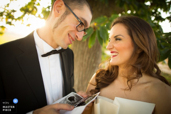 Foto di: <a href="https://www.wpja.com/contests/2016-q1-photography-contest/emotion/1841881"> Marco Odorino - Italia </a> La sposa e lo sposo di Bari sorridono a vicenda - foto di nozze di Puglia