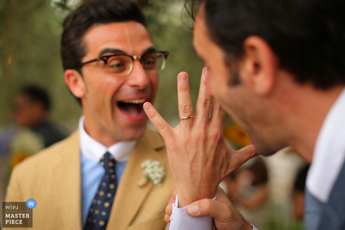 Bari-gast bewondert de groomsring - huwelijksfotografie in Apulië