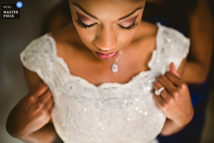 Noiva de Roma, vestindo o vestido antes do casamento - Lazio wedding photography