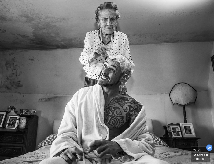 Noivo de Roma raspando a cabeça antes do casamento - fotografia de casamento na Lazio