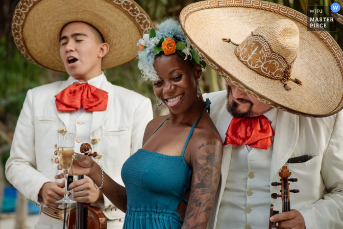 Foto von: <a href="https://www.wpja.com/contests/2016-q2-photography-contest/reception/1881816"> Erik Shenko - Costa Rica </a> Eine Frau tanzt mit der Mariachi-Band, während sie auf diesem Foto ein Glas Champagner von einem Hochzeitsfotografen aus Cartago, Costa Rica, in der Hand hält.