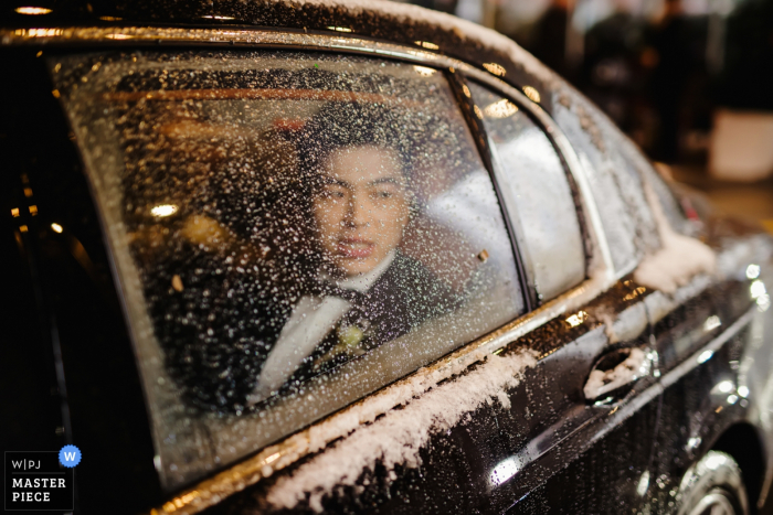Photo: <a href="https://www.wpja.com/contests/2016-q3-photography-contest/weather/1903416"> HuanYu Zhao - Chine </a> Photo du marié prise par la fenêtre enneigée d'un véhicule par un photographe de mariage à Beijing, en Chine.