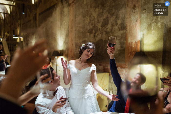 Photo: <a href="https://www.wpja.com/contests/2016-q4-photography-competition/toastingspeeches/1966316"> Luca Panvini - Italie </a> Une mariée se tient parmi les invités au mariage alors qu'ils la portent sur cette photo prise par un photographe de mariage à Rome.