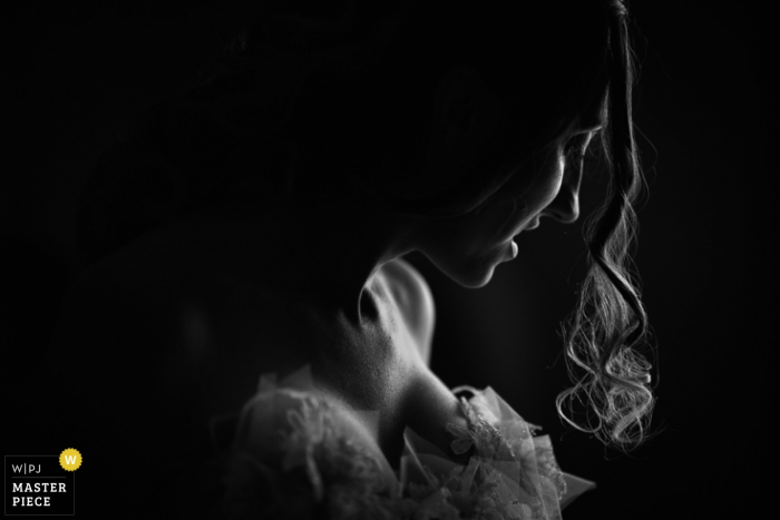 Foto door: <a href="https://www.wpja.com/contests/2016-q4-photography-competition/wildcard-portrait/1966266"> Lukas Guillaume - Verenigde Staten </a> Zwart-witte foto van het profiel van de bruid gesilhouetteerd door licht door een het huwelijksfotograaf van Miami, FL.