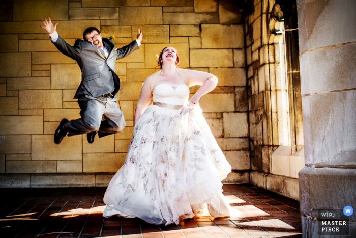 Photo: <a href="https://www.wpja.com/contests/2016-q4-photography-competition/wildcard-portrait/1971171"> Allison Williams - États-Unis </a> Portrait de la mariée dans sa robe de mariée tandis que son fiancé saute dans les airs derrière elle par un photographe de mariage de Chicago, IL.