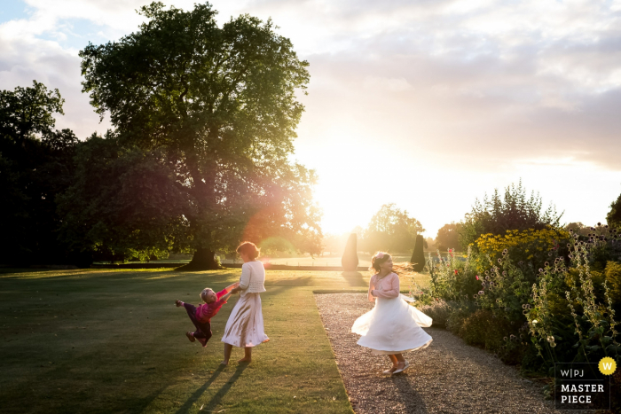 Foto por: <a href="https://www.wpja.com/contests/2016-q4-photography-competition/lens-flare-refraction/1933576"> Kristian Leven - Reino Unido </a> Tres niños pequeños juegan en el jardín iluminado por el sol en esta foto de un fotógrafo de reportajes de bodas en Londres, Inglaterra.