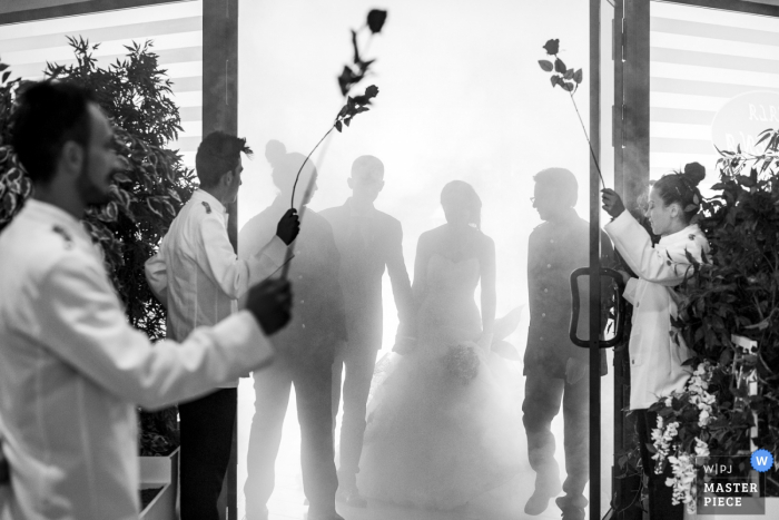 Foto por: <a href="https://www.wpja.com/contests/2016-q4-photography-competition/reception/1957126"> Claudio Valerio - Italia </a> Los novios se recortan mientras se preparan para ingresar a la sala de recepción en esta foto en blanco y negro de un fotógrafo de bodas de Calabria.