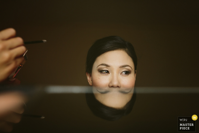 Photo by: <a href="https://www.wpja.com/contests/2016-q4-photography-competition/humor/1939986">Beatrice Moricci - Italy</a> Photo of a woman peeking over a reflective surface by a Tuscany wedding photographer.