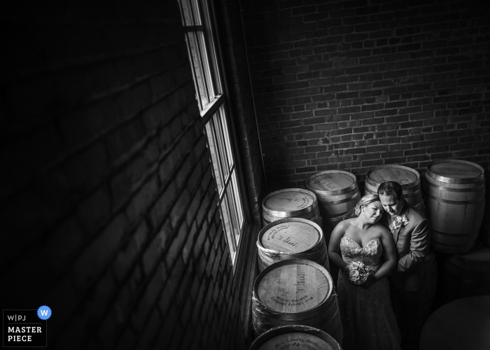 Fotógrafo de casamento de Nova Jersey criou este retrato em preto e branco da noiva e do noivo em uma adega