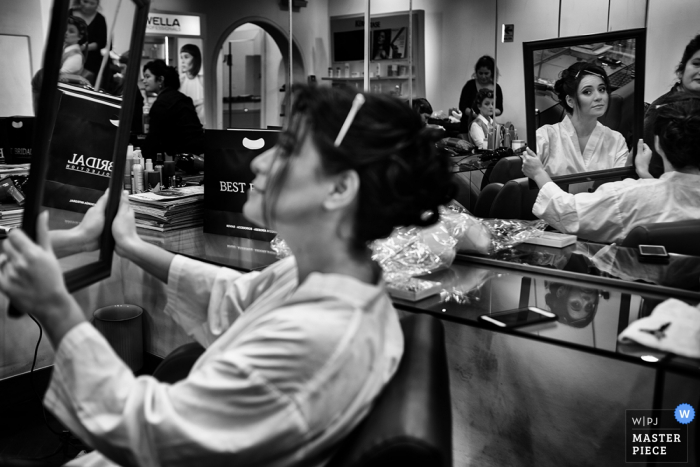 Foto door: <a href="https://www.wpja.com/contests/2017-tri1-photography-competition/mirrors-creative-use/1988481"> Jamil Valle - Peru </a> Dit zwart-wit beeld van een bruid die haar haar in de spiegel uitcheckte, was gemaakt door een huwelijksfotograaf uit Lima