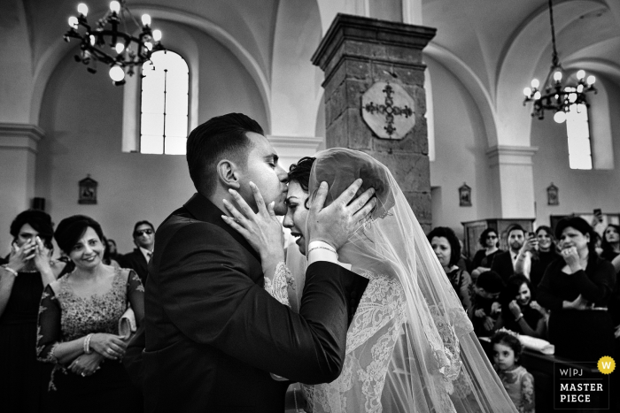 O fotógrafo de casamento da Calabria criou esta imagem emocional e preto e branco do perfil de um noivo beijando a noiva