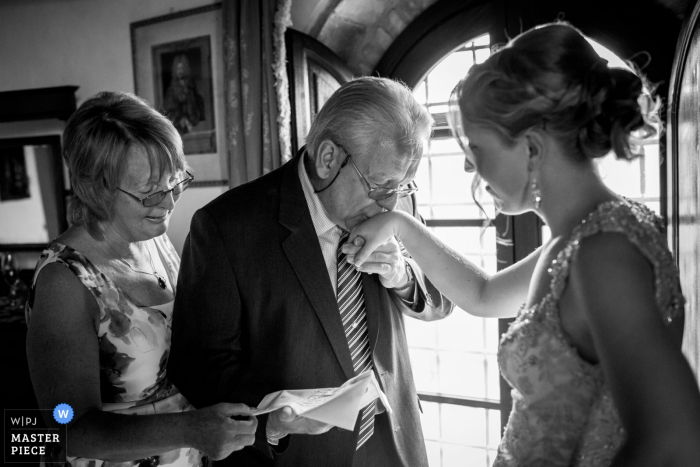 El fotógrafo de bodas de Florence capturó esta emotiva imagen en blanco y negro del padre de la novia besándose la mano.