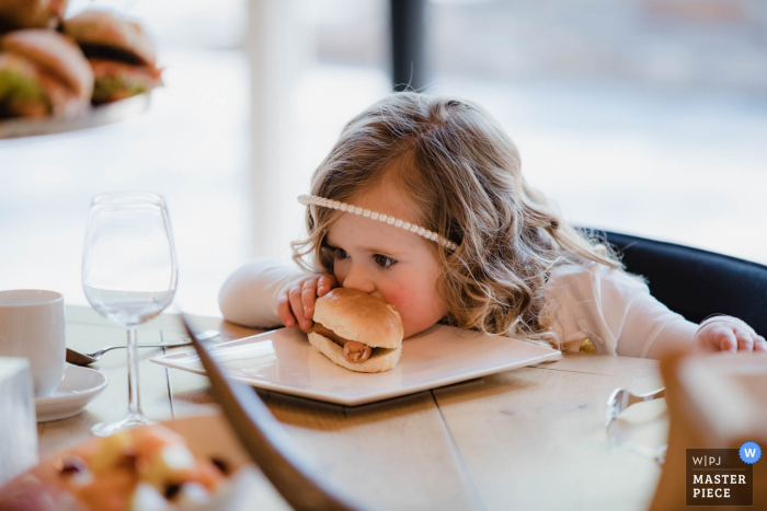 De Nederlandse huwelijksfotograaf ving dit beeld van een huwelijksgast en haar diner