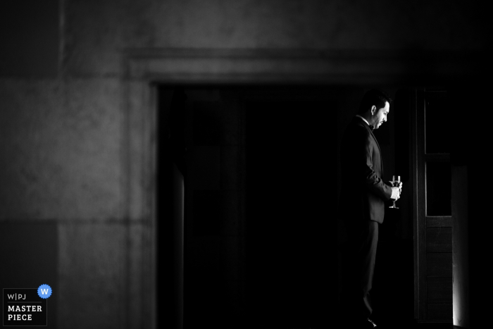 Photo: <a href="https://www.wpja.com/contests/2017-tri2-photography-competition/creative-portrait-groom/2036341"> Marga Martí - Espagne </a> Le photographe de mariage de Barcelone a capturé ce portrait en noir et blanc d'un marié se reflétant en privé tout en regardant par la fenêtre