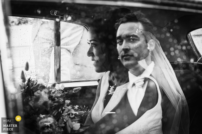 Photo: <a href="https://www.wpja.com/contests/2017-tri2-photography-competition/creative-portrait-groom/2045106"> Ronan Jégaden - France </a> Un photographe de mariage en France utilise ses réflexions avec créativité lorsque nous voyons l’image du marié jeté sur la fenêtre de la voiture dans laquelle la mariée est assise.