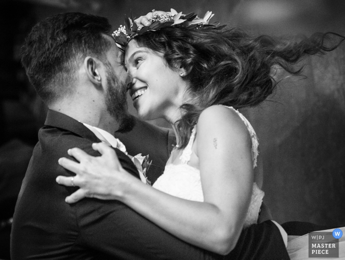 Foto por: <a href="https://www.wpja.com/contests/2017-tri2-photography-competition/first-dance/2027446"> Stefano Ferrier - Italia </a> El fotógrafo de bodas de Milán capturó esta foto de la novia y el novio sonriéndose mientras giran durante su primer baile