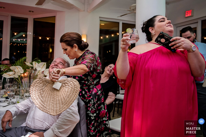 El fotógrafo de bodas de Key West Florida capturó a los invitados que se encontraban en una cena de recepción.