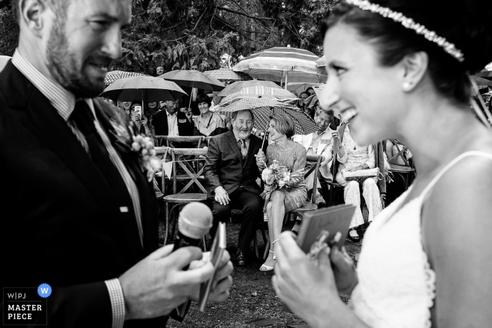 Photo: <a href="https://www.wpja.com/contests/2017-tri2-photography-competition/parents/2011126"> Shaunte Dittmar - États-Unis </a> La mariée et le marié se sourient tandis que leurs parents observent en arrière-plan cette photo réalisée par un photographe de mariage de Lake Tahoe