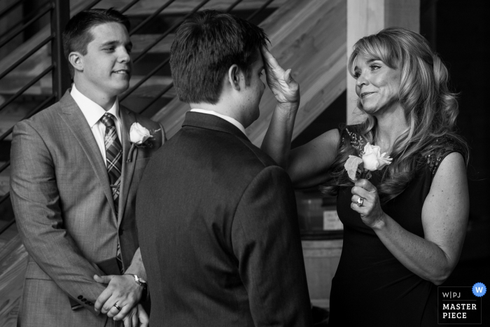 Photo: <a href="https://www.wpja.com/contests/2017-tri2-photography-competition/parents/2011651"> David Clumpner - États-Unis </a> La photographe de mariage de Missioula a capturé cette image en noir et blanc de la mère du marié fixant ses cheveux de manière amusante avant la cérémonie