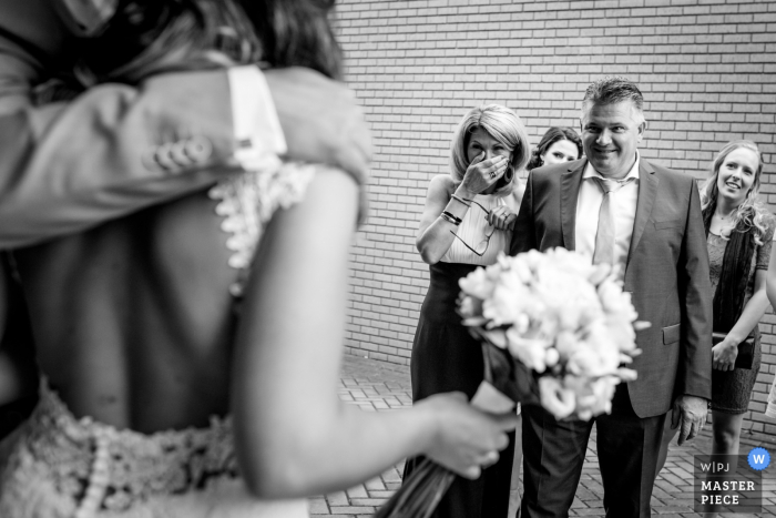 Photo: <a href="https://www.wpja.com/contests/2017-tri2-photography-competition/parents/2038376"> Indra Simons - Pays-Bas </a> Overjissel, photographe de mariage, a capturé cette image des épouses de parents émotionnels qui regardent leur fille se faire prendre pour la première fois en tant qu’épouse